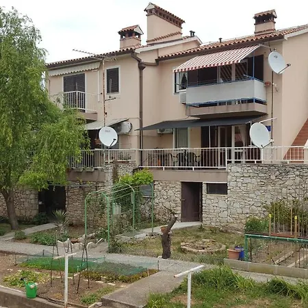 Apartment Ema 4+2 *